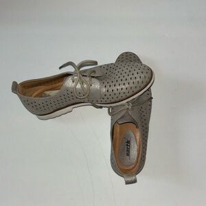 Earth silver unbelievably comfortable flats!
In excellent condition.